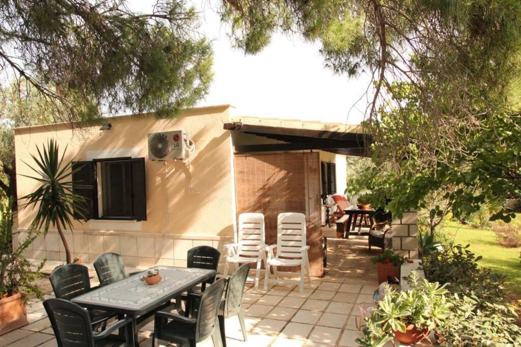 Villa Di Campagna Vicino Al Mare Орозеи Екстериор снимка