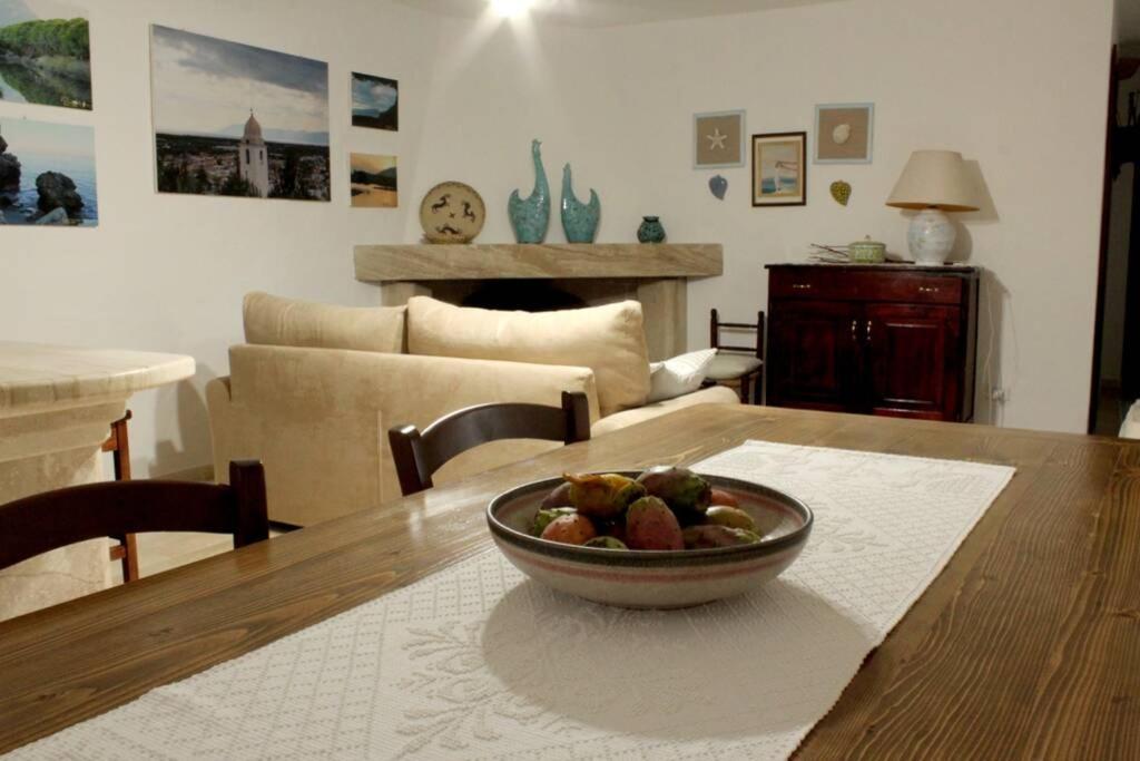 Villa Di Campagna Vicino Al Mare Орозеи Екстериор снимка